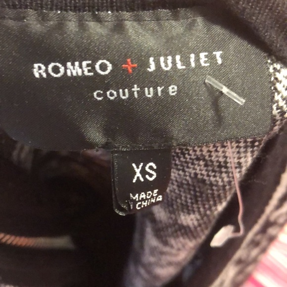 Really pretty black dress with white motifs SIZE XS 16$ - Picture 3 of 3